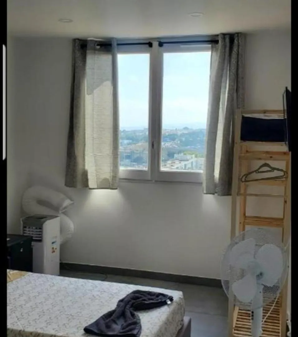 Grand Appartement 5 Chambres, 5 Television , 95 M2, Vue Mer, Tramway Sur Place, Gare Train 2 Min, Aeroport 5 Min , Large Apartment 5 Bedrooms, 5 Televisions, 95 M2, Sea View, Tram On Site, Train Station 2 Mins, Airport 5 Mins Nizza