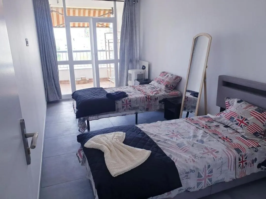 Grand Appartement 5 Chambres, 5 Television , 95 M2, Vue Mer, Tramway Sur Place, Gare Train 2 Min, Aeroport 5 Min , Large Apartment 5 Bedrooms, 5 Televisions, 95 M2, Sea View, Tram On Site, Train Station 2 Mins, Airport 5 Mins Nice France