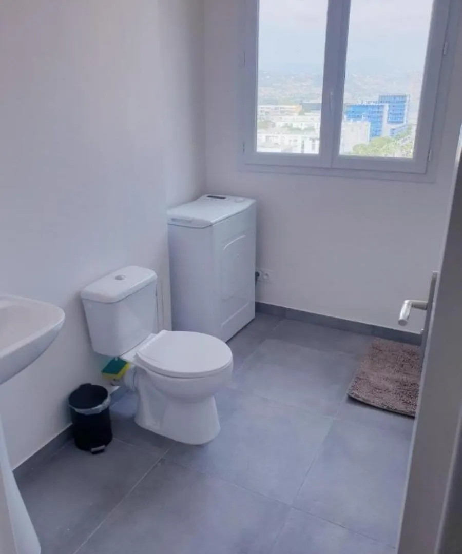 Grand Appartement 5 Chambres, 5 Television , 95 M2, Vue Mer, Tramway Sur Place, Gare Train 2 Min, Aeroport 5 Min , Large Apartment 5 Bedrooms, 5 Televisions, 95 M2, Sea View, Tram On Site, Train Station 2 Mins, Airport 5 Mins Nice